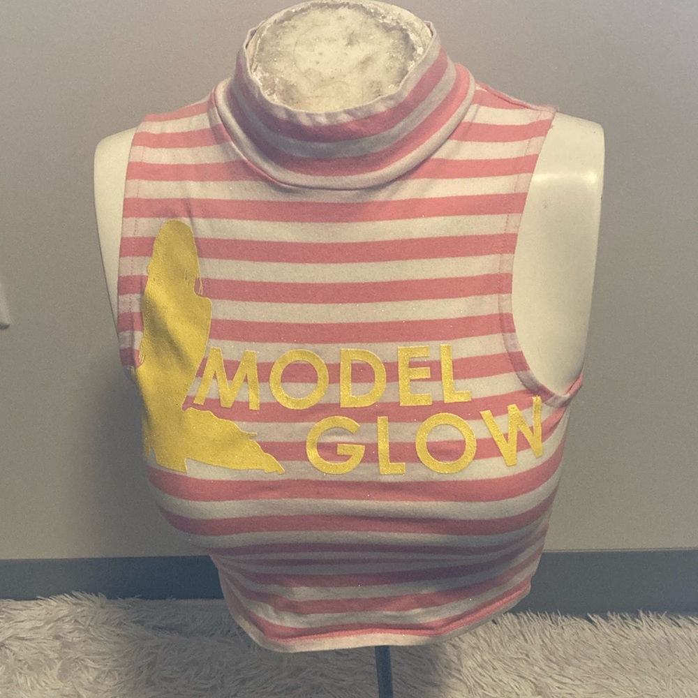 Model Glow Brand Belly shirt.